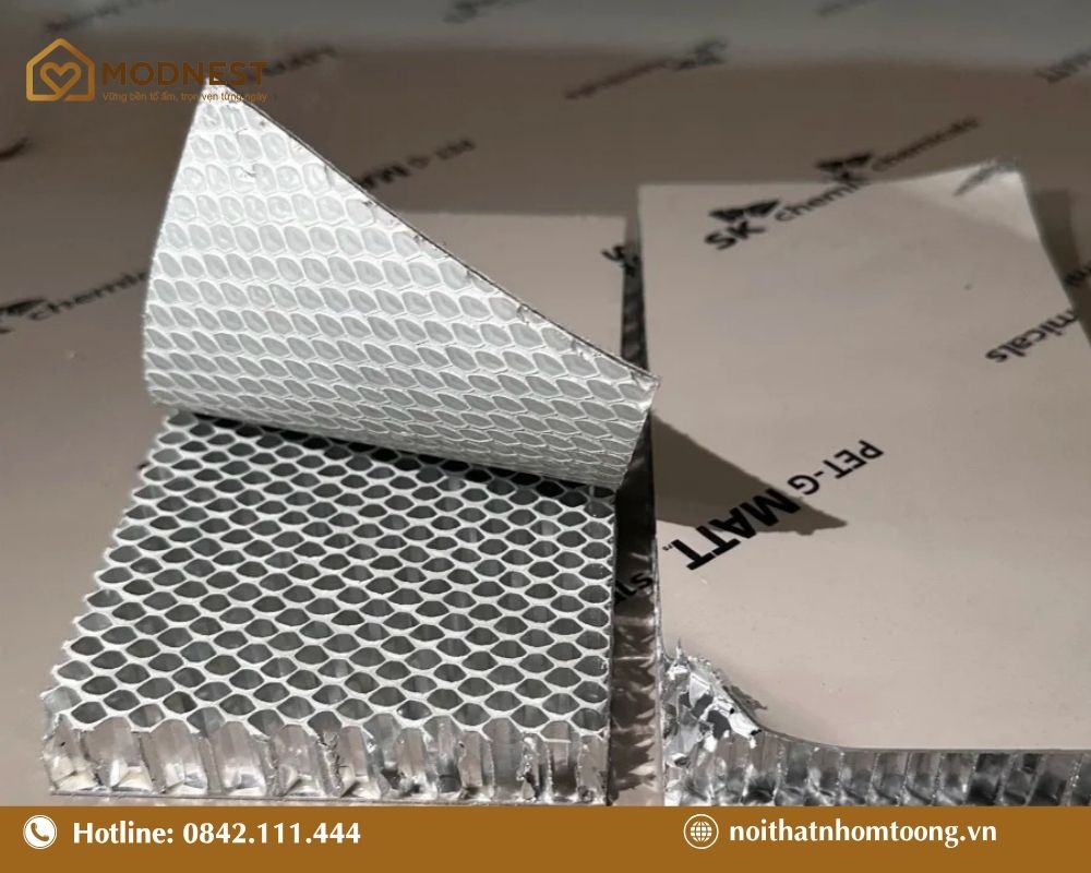 Nhiệt độ thời tiết thường xuyên thay đổi đột ngột sẽ ảnh hưởng đến độ bền nhôm tấm tổ ong